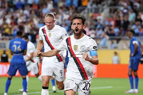 وسط اعتراضات شديدة.. برناردو سيلفا يفتتح التسجيل لمانشستر سيتي أمام الهلال 